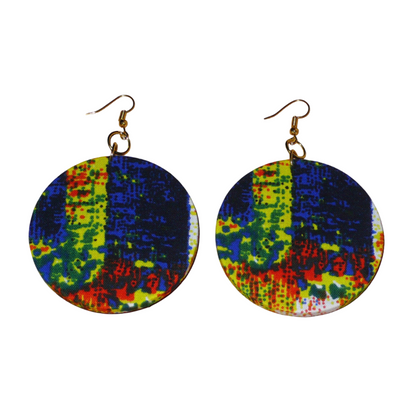 Boucles d'oreilles africaines rondes composées de tissu à motifs imprimé de nuances de bleu, jaune, orange, noir et vert. Longues et larges, mais légères à porter, ces boucles d'oreilles mesurent 9 cm de long et 6 cm de large.