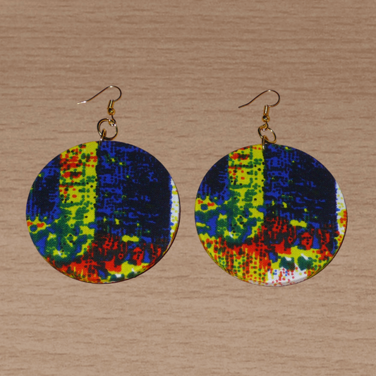 Boucles d'oreilles africaines rondes composées de tissu à motifs imprimé de nuances de bleu, jaune, orange, noir et vert. Longues et larges, mais légères à porter, ces boucles d'oreilles mesurent 9 cm de long et 6 cm de large.