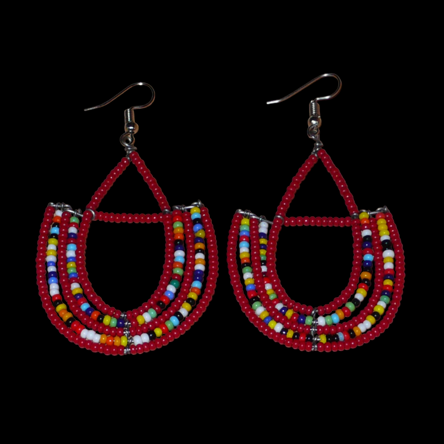 Boucles d'oreilles ethniques en forme d'ancres composées de perles de rocaille rouges et d'un mélange de perles multicolores ; elles mesurent 7,5 cm de long et 4 cm de large et se portent avec des crochets en acier inoxydable sur des oreilles percées.