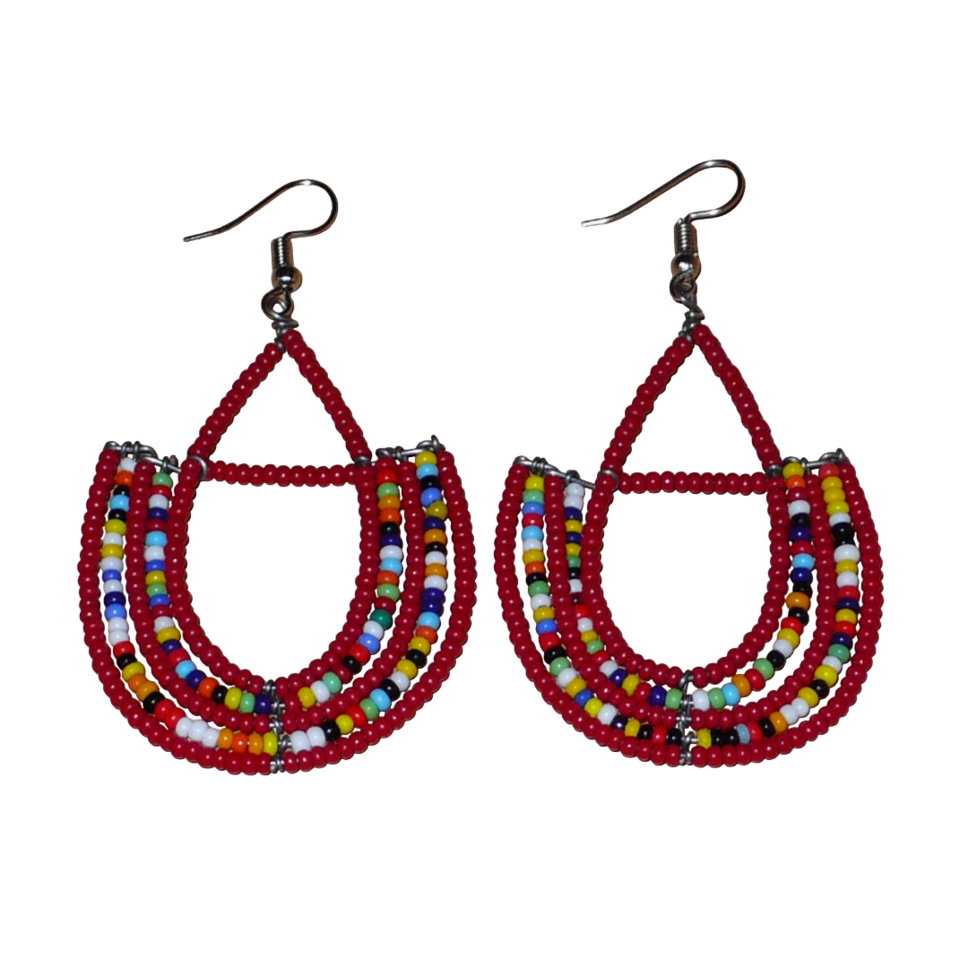 Boucles d'oreilles ethniques en forme d'ancres composées de perles de rocaille rouges et d'un mélange de perles multicolores ; elles mesurent 7,5 cm de long et 4 cm de large et se portent avec des crochets en acier inoxydable sur des oreilles percées.