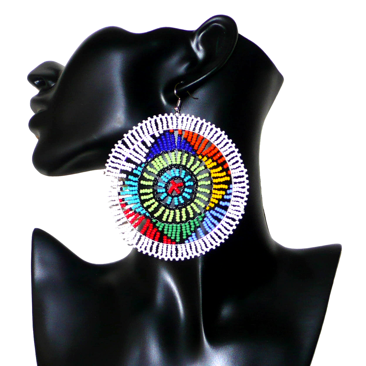 Boucles d'oreilles africaines à motifs ethniques sud-africains composées de perles de rocaille blanches et multicolores. Surdimensionnées, elles mesurent 10 cm de long et 8.5 cm de large.
