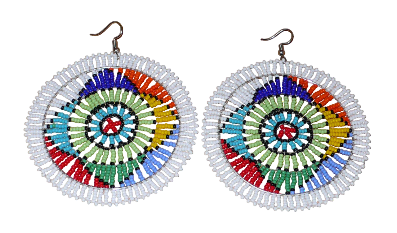 Boucles d'oreilles africaines à motifs ethniques sud-africains composées de perles de rocaille blanches et multicolores. Surdimensionnées, elles mesurent 10 cm de long et 8.5 cm de large.
