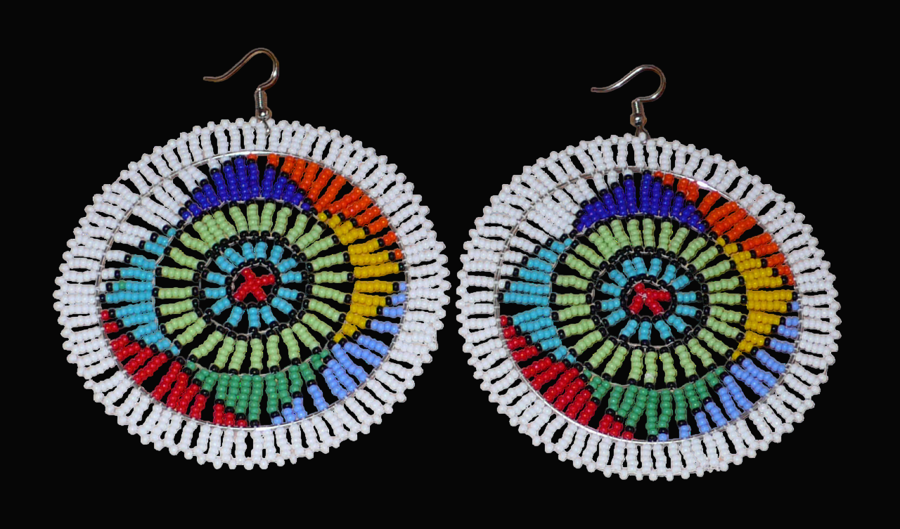 Boucles d'oreilles africaines à motifs ethniques sud-africains composées de perles de rocaille blanches et multicolores. Surdimensionnées, elles mesurent 10 cm de long et 8.5 cm de large.
