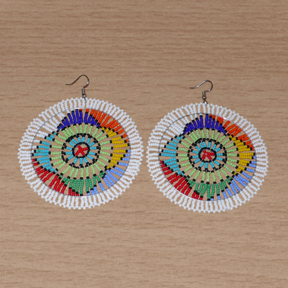 Boucles d'oreilles africaines à motifs ethniques sud-africains composées de perles de rocaille blanches et multicolores. Surdimensionnées, elles mesurent 10 cm de long et 8.5 cm de large.