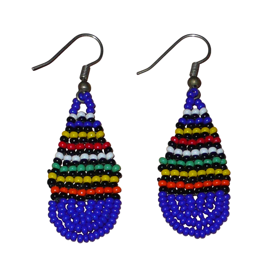 Petites boucles d'oreilles sud-africaines de tradition ethnique zouloue composée d'un tissage de perles de rocaille bleu foncé et multicolores. Cette paire de boucles d'oreilles traditionnelles mesure 5.5 cm de long et 2 cm de large, et se portent avec des crochets en acier inoxydable sur des oreilles percées.