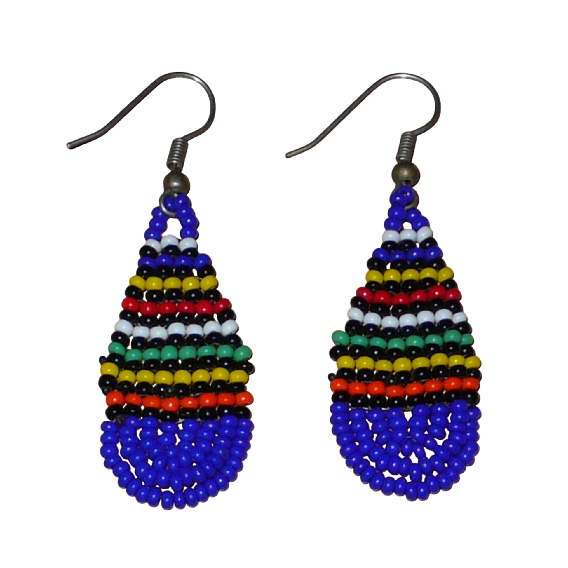 Petites boucles d'oreilles sud-africaines de tradition ethnique zouloue composée d'un tissage de perles de rocaille bleu foncé et multicolores. Cette paire de boucles d'oreilles traditionnelles mesure 5.5 cm de long et 2 cm de large, et se portent avec des crochets en acier inoxydable sur des oreilles percées.