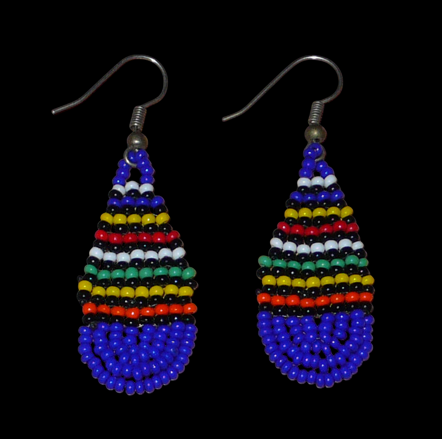 Petites boucles d'oreilles sud-africaines de tradition ethnique zouloue composée d'un tissage de perles de rocaille bleu foncé et multicolores. Cette paire de boucles d'oreilles traditionnelles mesure 5.5 cm de long et 2 cm de large, et se portent avec des crochets en acier inoxydable sur des oreilles percées.