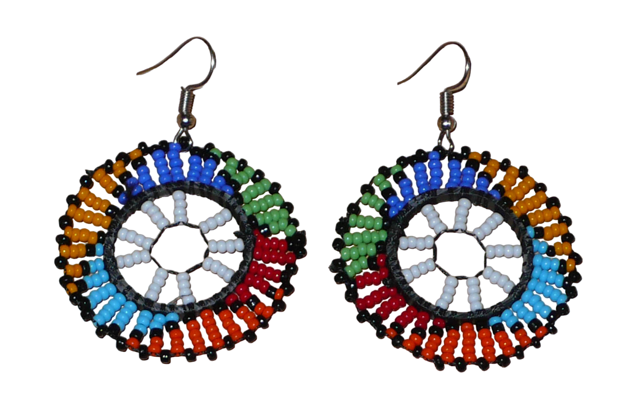 Boucles d'oreilles ethniques rondes à motifs sud-africains zoulous composées de perles de rocaille blanches et multicolores. De taille moyenne et légères à porter, elles mesurent 6 cm de long et 4 cm de large, et se portent sur des oreilles percées.