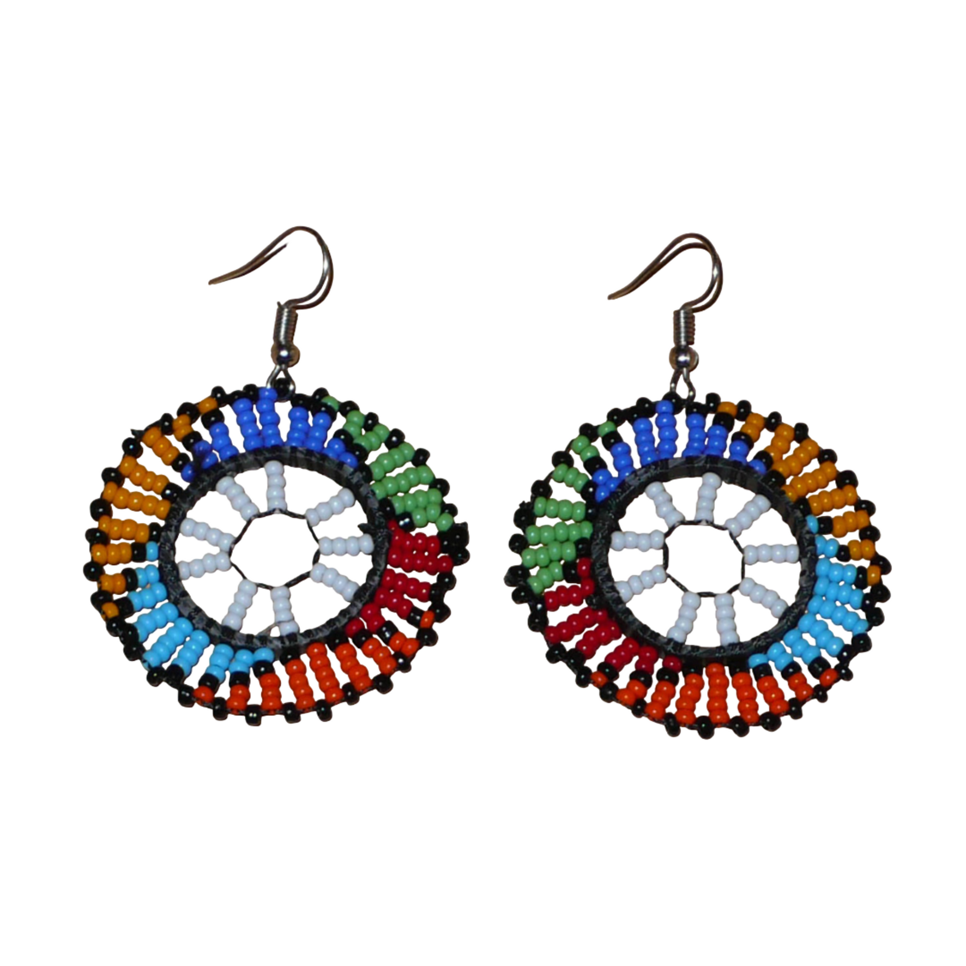 Boucles d'oreilles ethniques rondes à motifs sud-africains zoulous composées de perles de rocaille blanches et multicolores. De taille moyenne et légères à porter, elles mesurent 6 cm de long et 4 cm de large, et se portent sur des oreilles percées.