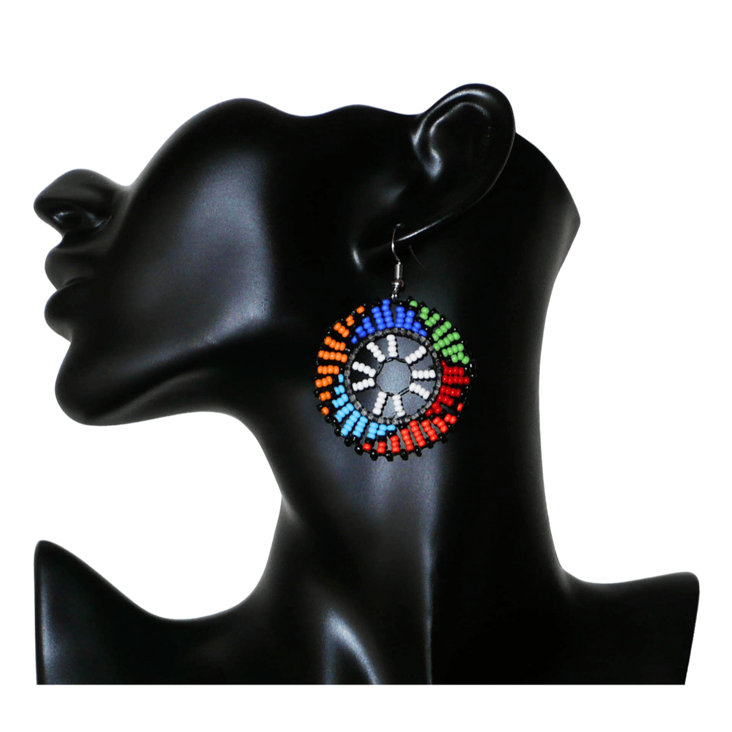 Boucles d'oreilles ethniques rondes à motifs sud-africains zoulous composées de perles de rocaille blanches et multicolores. De taille moyenne et légères à porter, elles mesurent 6 cm de long et 4 cm de large, et se portent sur des oreilles percées.