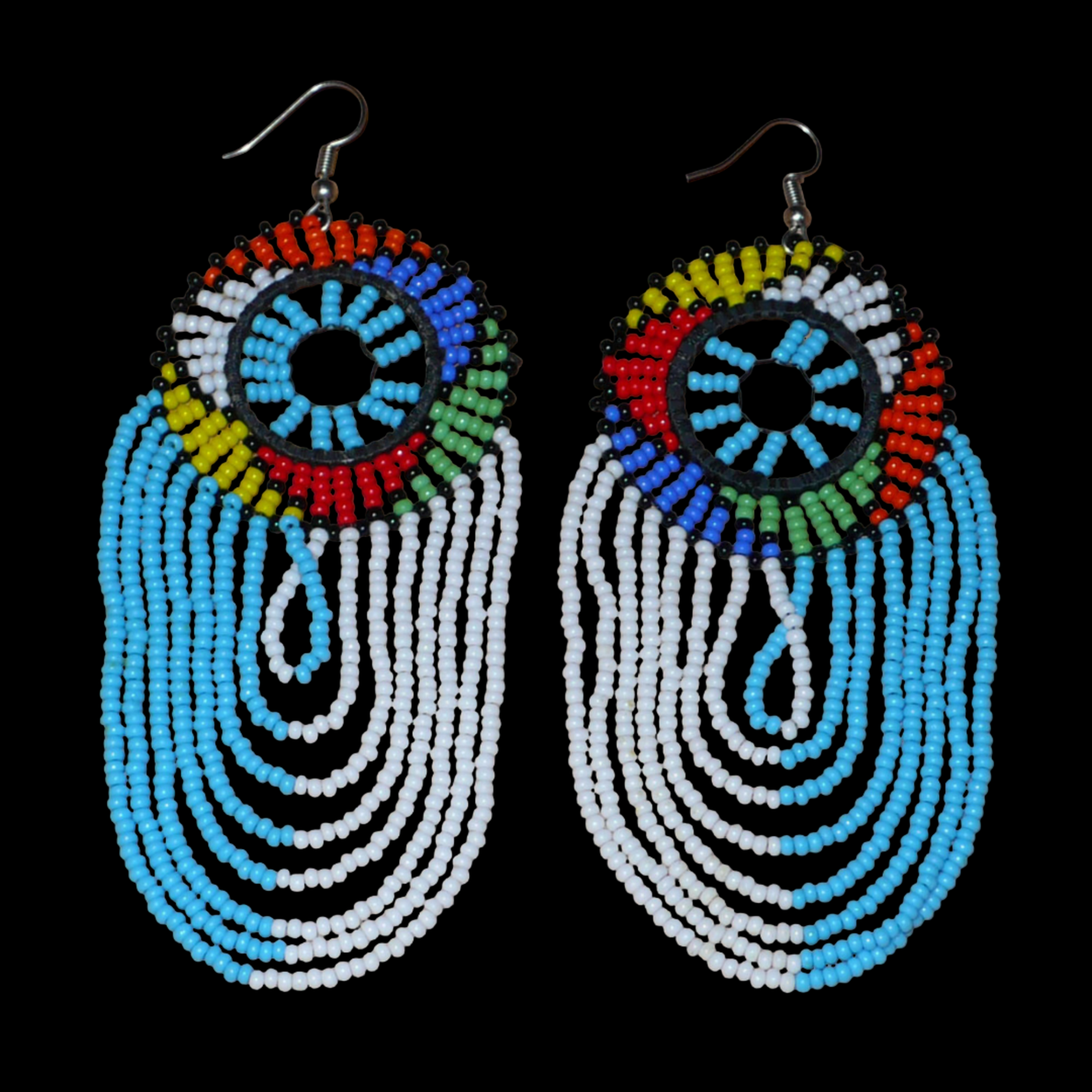 Longues boucles d'oreilles sud-africaines zouloues, rondes à franges perlées, composées de perles de rocaille bleu ciel, blanches et multicolores. Elles mesurent 12 cm de long et 4.5 cm de large, et se potent sur des oreilles percées.