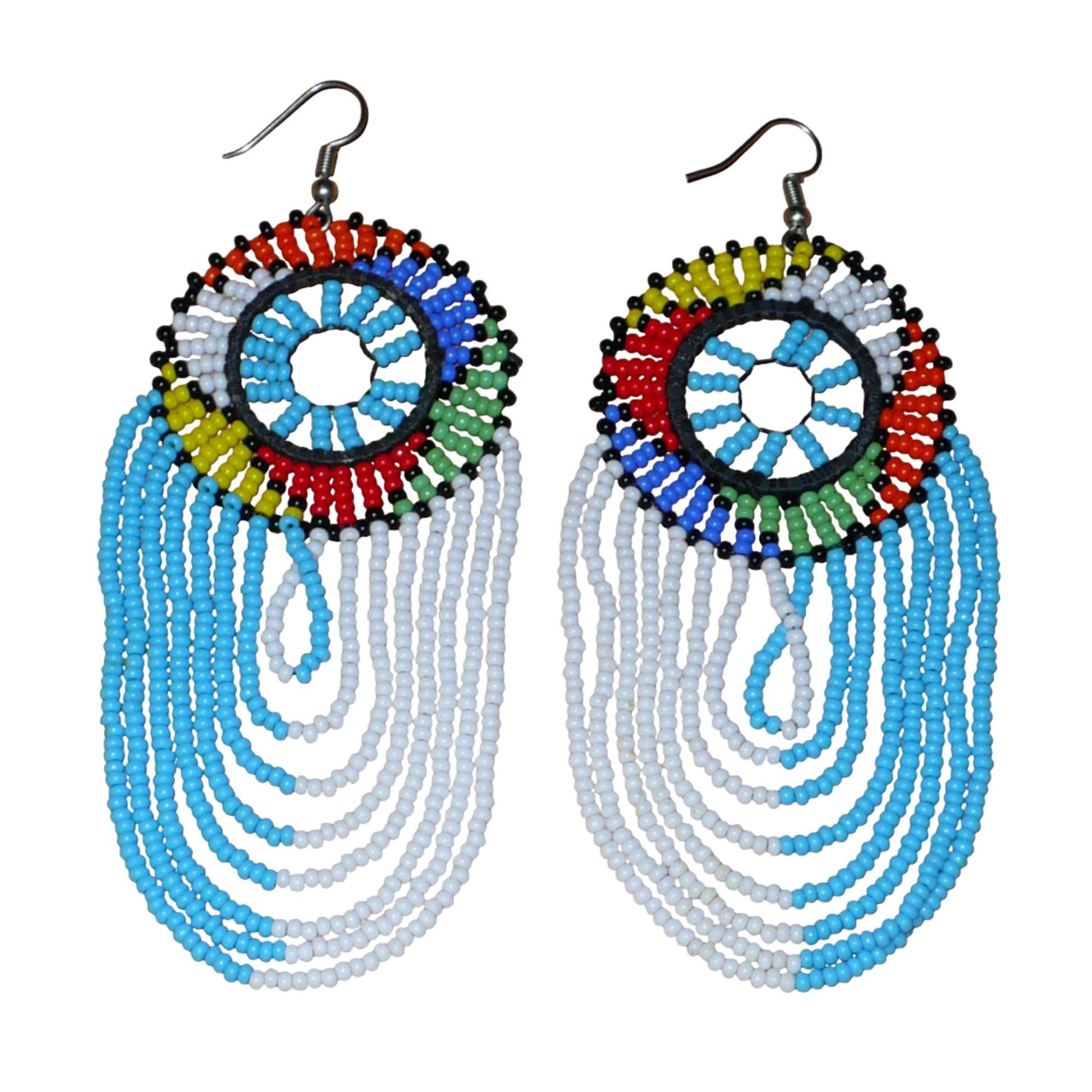 Longues boucles d'oreilles sud-africaines zouloues, rondes à franges perlées, composées de perles de rocaille bleu ciel, blanches et multicolores. Elles mesurent 12 cm de long et 4.5 cm de large, et se potent sur des oreilles percées.