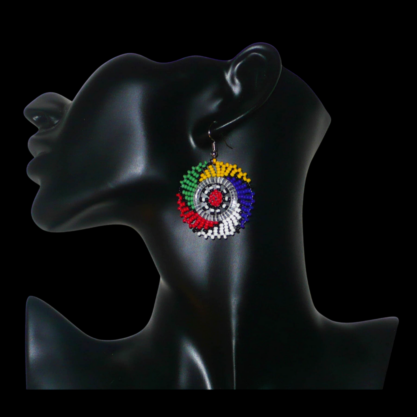Boucles d'oreilles sud-africaines rondes à motifs traditionnels zoulous faites de perles de rocaille multicolores. Elles mesurent 6 cm de long et 4 cm de large et se portent sur des oreilles percées.