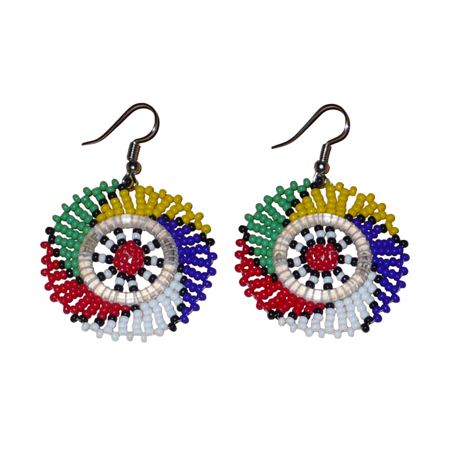 Boucles d'oreilles sud-africaines rondes à motifs traditionnels zoulous faites de perles de rocaille multicolores. Elles mesurent 6 cm de long et 4 cm de large et se portent sur des oreilles percées.
