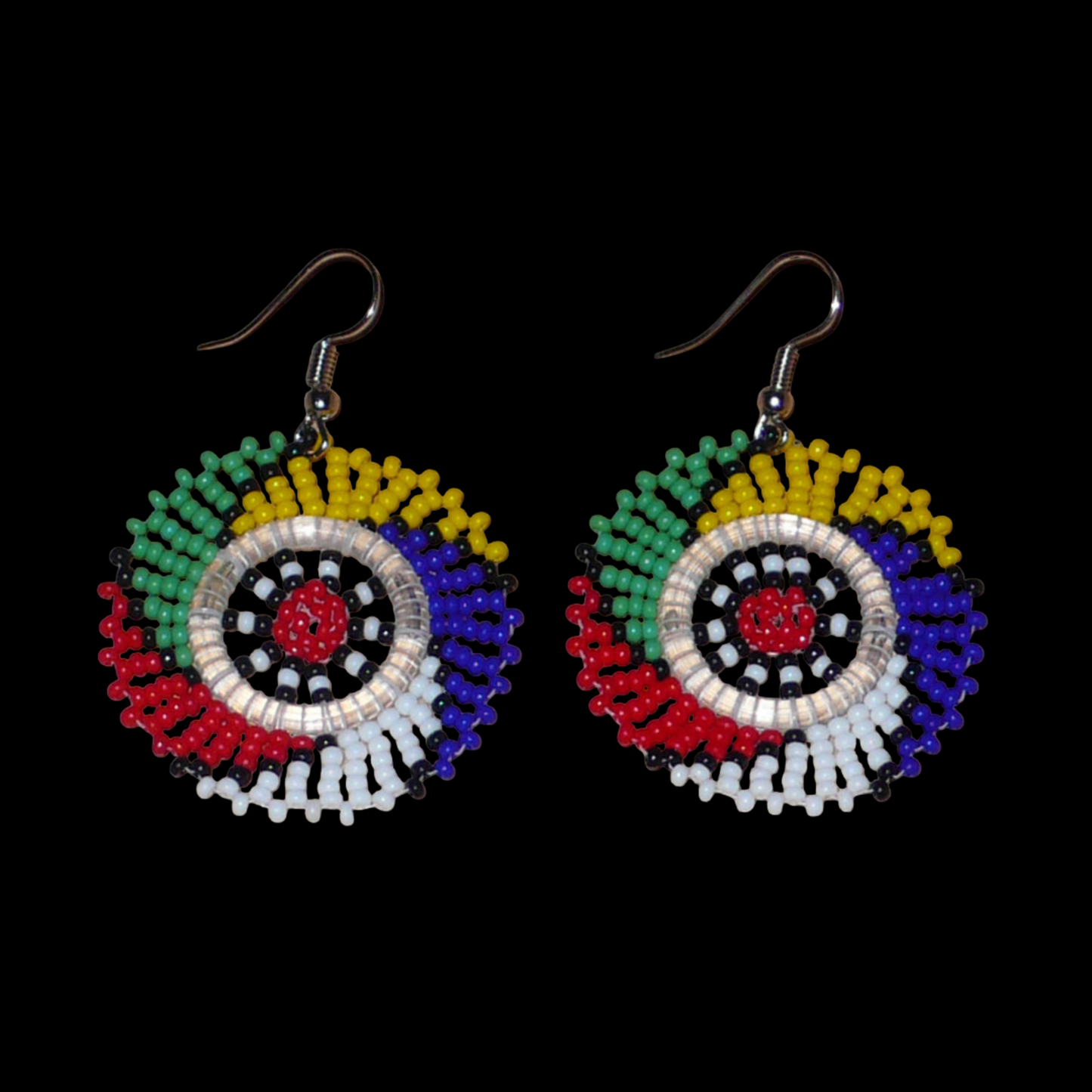 Boucles d'oreilles sud-africaines rondes à motifs traditionnels zoulous faites de perles de rocaille multicolores. Elles mesurent 6 cm de long et 4 cm de large et se portent sur des oreilles percées.