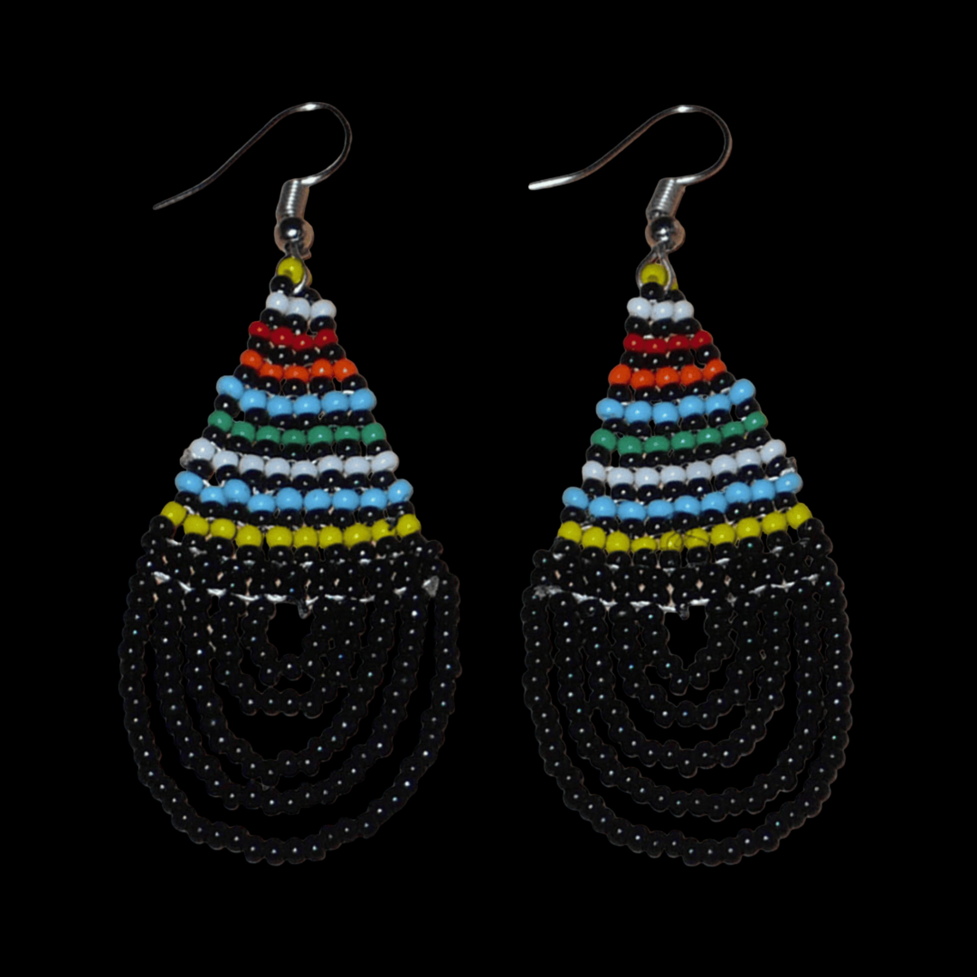 Boucles d'oreilles ethniques de tradition sud-africaine en forme de gouttes composées d'un tissage de perles de rocaille noires et multicolores. Elles mesurent 7 cm de long et 2,5 cm de large et se portent sur des oreilles percées.