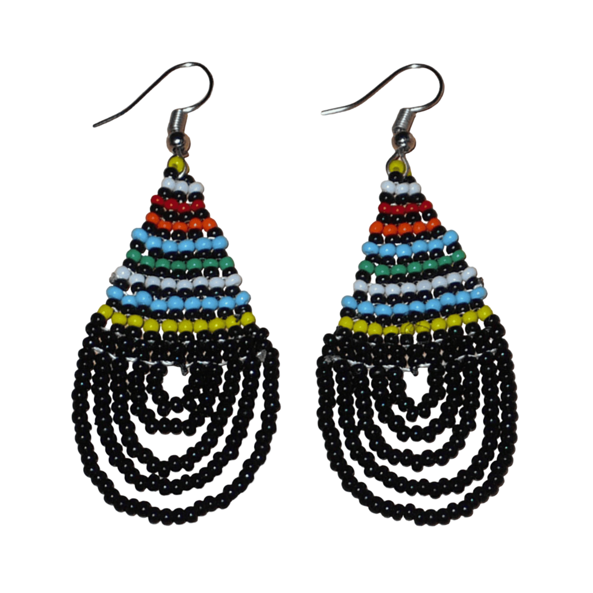 Boucles d'oreilles ethniques de tradition sud-africaine en forme de gouttes composées d'un tissage de perles de rocaille noires et multicolores. Elles mesurent 7 cm de long et 2,5 cm de large et se portent sur des oreilles percées.