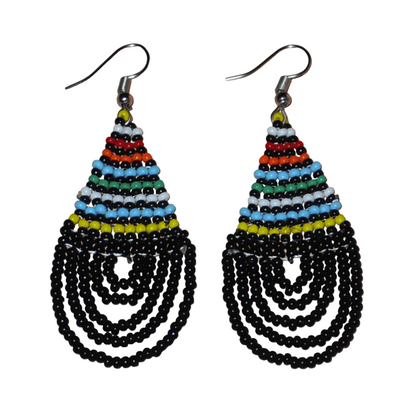 Boucles d'oreilles ethniques de tradition sud-africaine en forme de gouttes composées d'un tissage de perles de rocaille noires et multicolores. Elles mesurent 7 cm de long et 2,5 cm de large et se portent sur des oreilles percées.