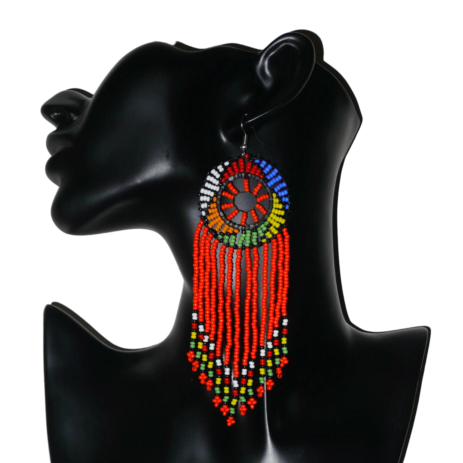 Longues boucles d'oreilles sud-africaines à franges et motifs traditionnels zoulous composées de perles de rocaille orange et multicolores. Elles mesurent 14,5 cm de long et 4,5 cm de large.