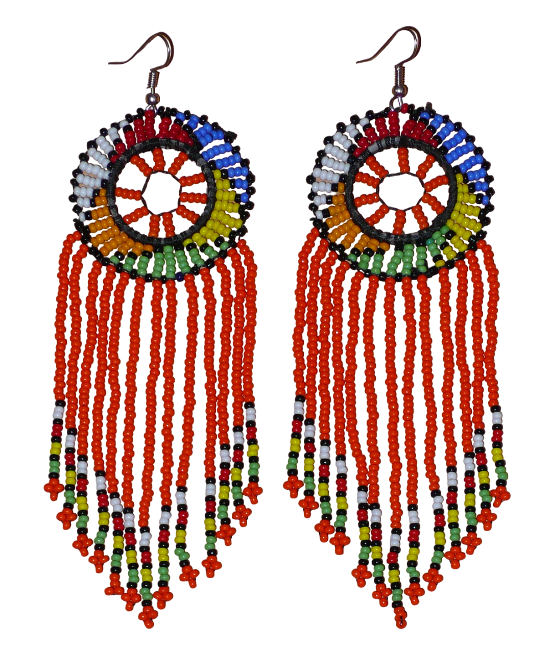 Longues boucles d'oreilles sud-africaines à franges et motifs traditionnels zoulous composées de perles de rocaille orange et multicolores. Elles mesurent 14,5 cm de long et 4,5 cm de large.