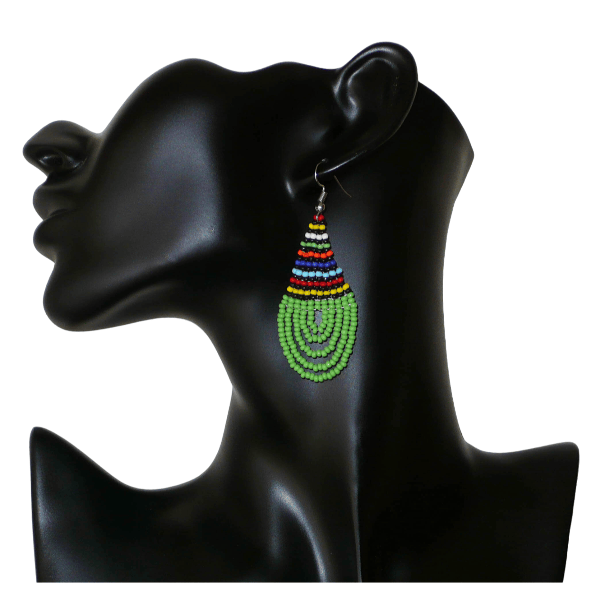 Boucles d'oreilles africaines traditionnelles zouloues en forme de gouttes faites d'un tissage de perles de rocaille vertes et multicolores. Elles mesurent 7 cm de long et 2,5 cm de large et se portent sur des oreilles percées. 