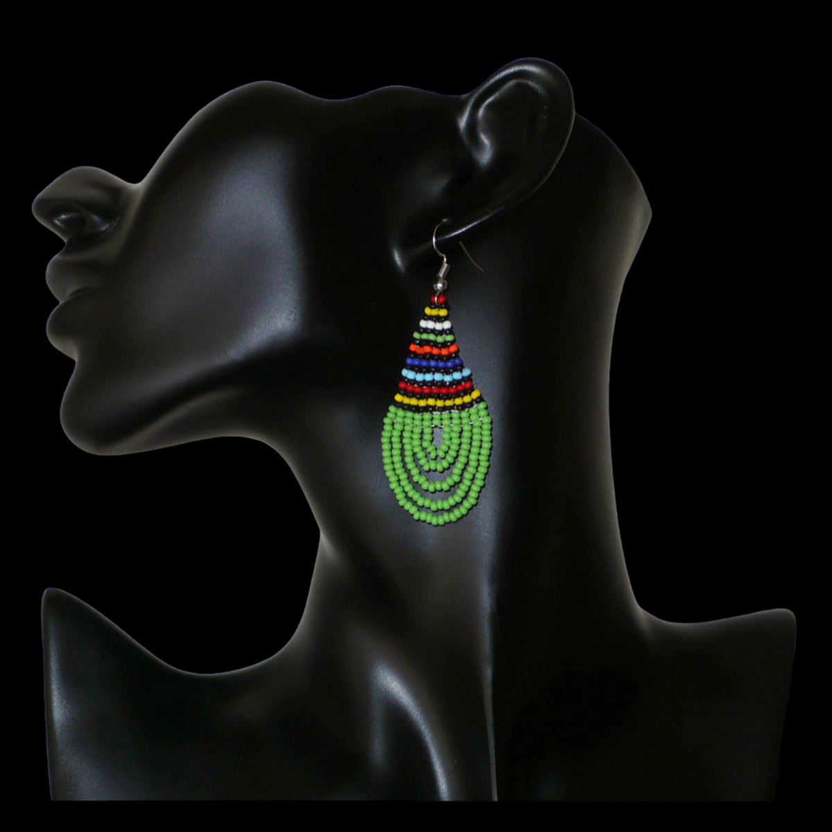 Boucles d'oreilles africaines traditionnelles zouloues en forme de gouttes faites d'un tissage de perles de rocaille vertes et multicolores. Elles mesurent 7 cm de long et 2,5 cm de large et se portent sur des oreilles percées.