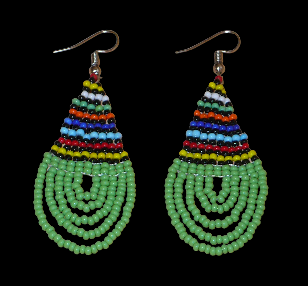 Boucles d'oreilles africaines traditionnelles zouloues en forme de gouttes faites d'un tissage de perles de rocaille vertes et multicolores. Elles mesurent 7 cm de long et 2,5 cm de large et se portent sur des oreilles percées. 