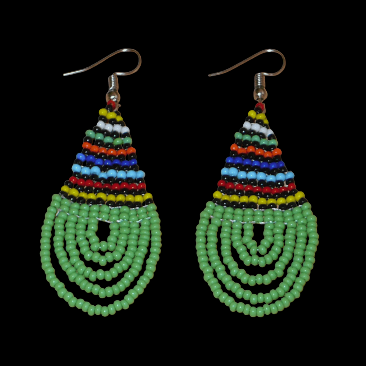 Boucles d'oreilles africaines traditionnelles zouloues en forme de gouttes faites d'un tissage de perles de rocaille vertes et multicolores. Elles mesurent 7 cm de long et 2,5 cm de large et se portent sur des oreilles percées.