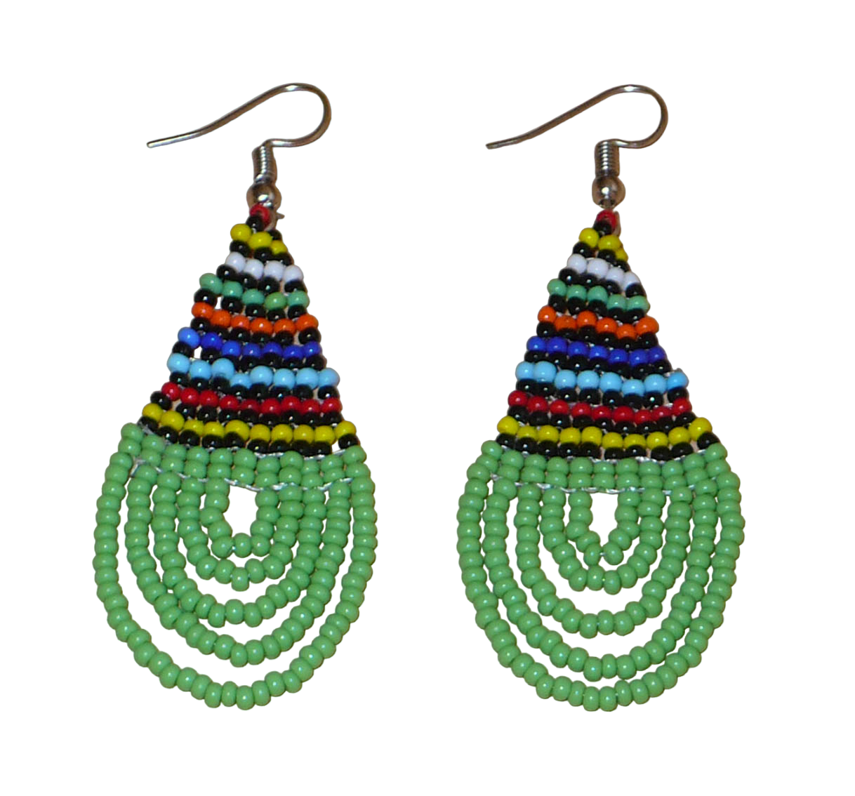 Boucles d'oreilles africaines traditionnelles zouloues en forme de gouttes faites d'un tissage de perles de rocaille vertes et multicolores. Elles mesurent 7 cm de long et 2,5 cm de large et se portent sur des oreilles percées.