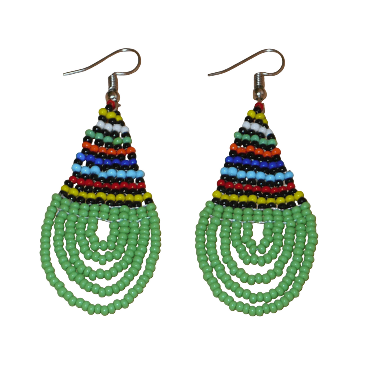 Boucles d'oreilles africaines traditionnelles zouloues en forme de gouttes faites d'un tissage de perles de rocaille vertes et multicolores. Elles mesurent 7 cm de long et 2,5 cm de large et se portent sur des oreilles percées.