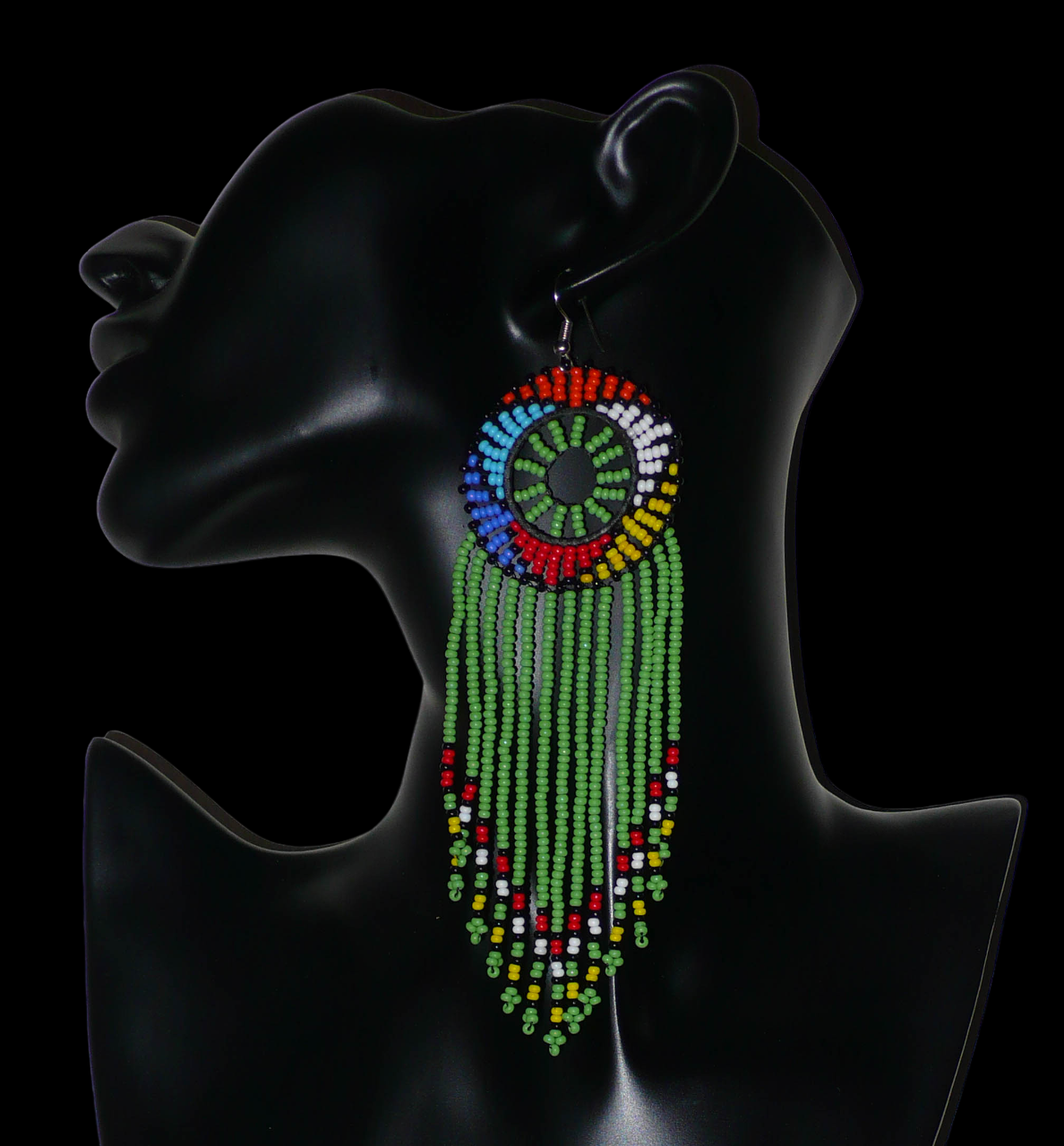 Longues boucles d'oreilles sud-africaines à franges perlées et à motifs ethniques zoulous ; elles se composent de perles de rocaille vertes et multicolores, et mesurent 15 cm de long et 4,5 cm de large.