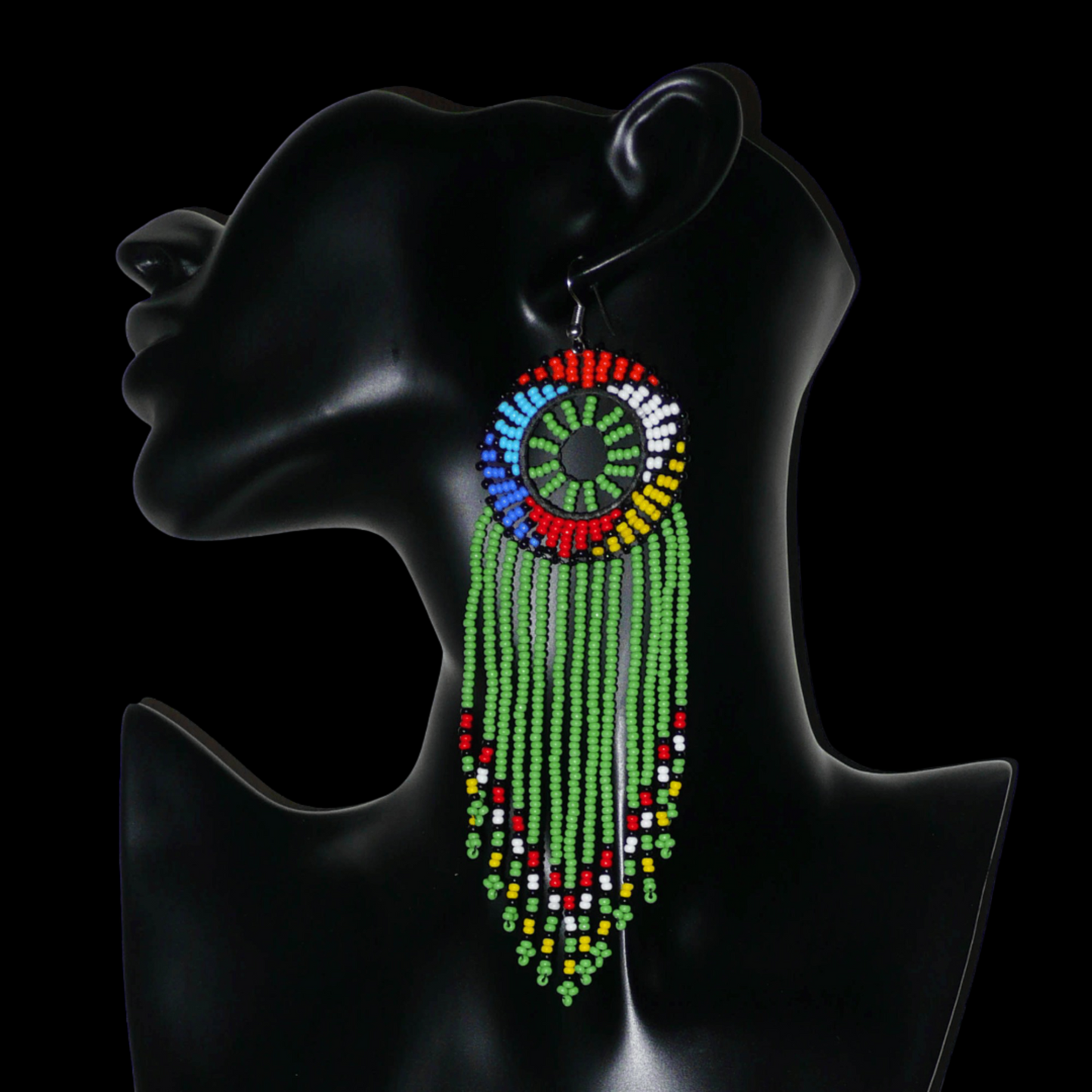 Longues boucles d'oreilles sud-africaines à franges perlées et à motifs ethniques zoulous ; elles se composent de perles de rocaille vertes et multicolores, et mesurent 15 cm de long et 4,5 cm de large.