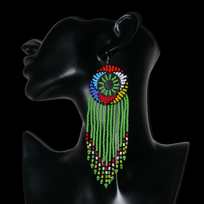 Longues boucles d'oreilles sud-africaines à franges perlées et à motifs ethniques zoulous ; elles se composent de perles de rocaille vertes et multicolores, et mesurent 15 cm de long et 4,5 cm de large.
