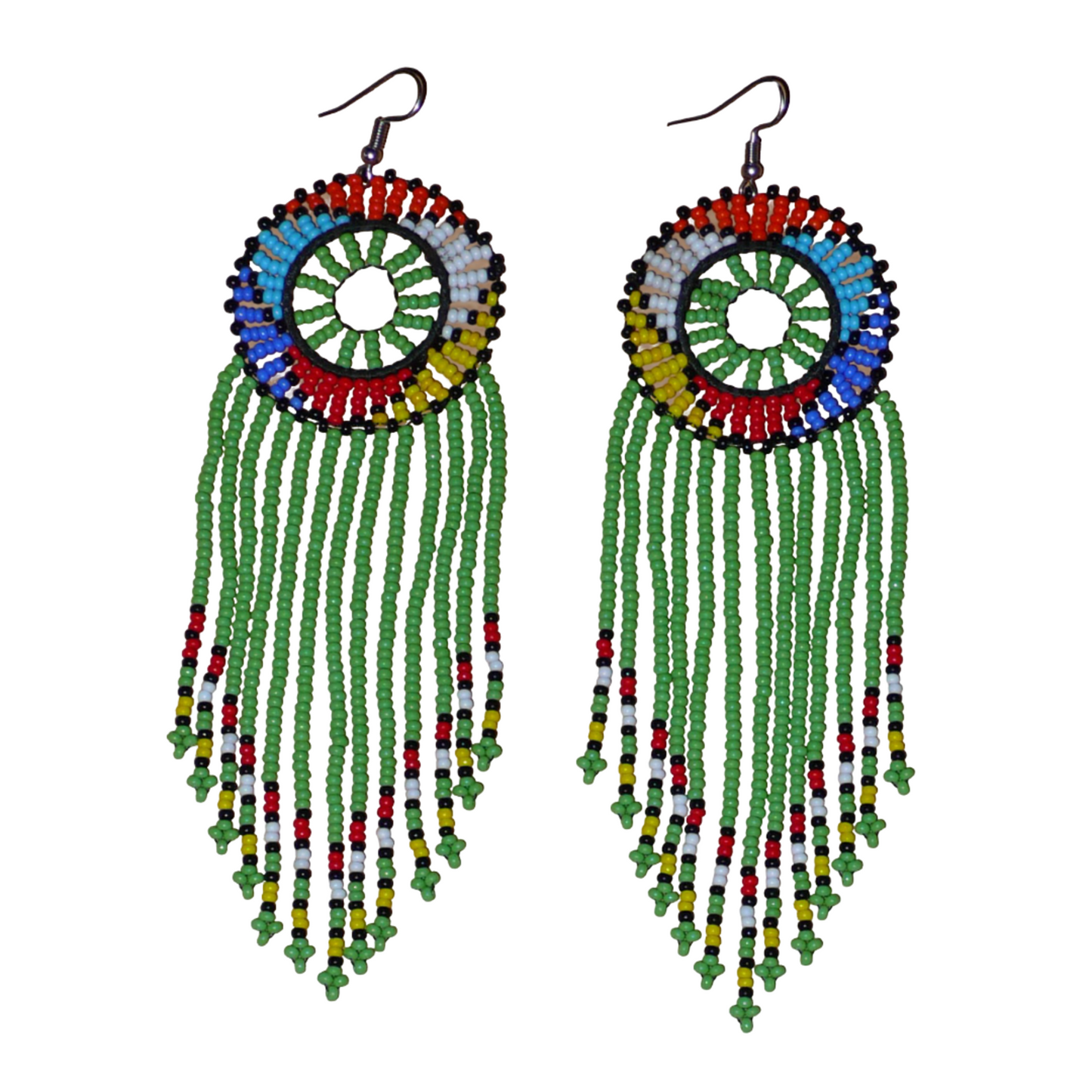 Longues boucles d'oreilles sud-africaines à franges perlées et à motifs ethniques zoulous ; elles se composent de perles de rocaille vertes et multicolores, et mesurent 15 cm de long et 4,5 cm de large.