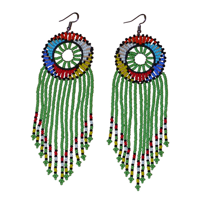 Longues boucles d'oreilles sud-africaines à franges perlées et à motifs ethniques zoulous ; elles se composent de perles de rocaille vertes et multicolores, et mesurent 15 cm de long et 4,5 cm de large.