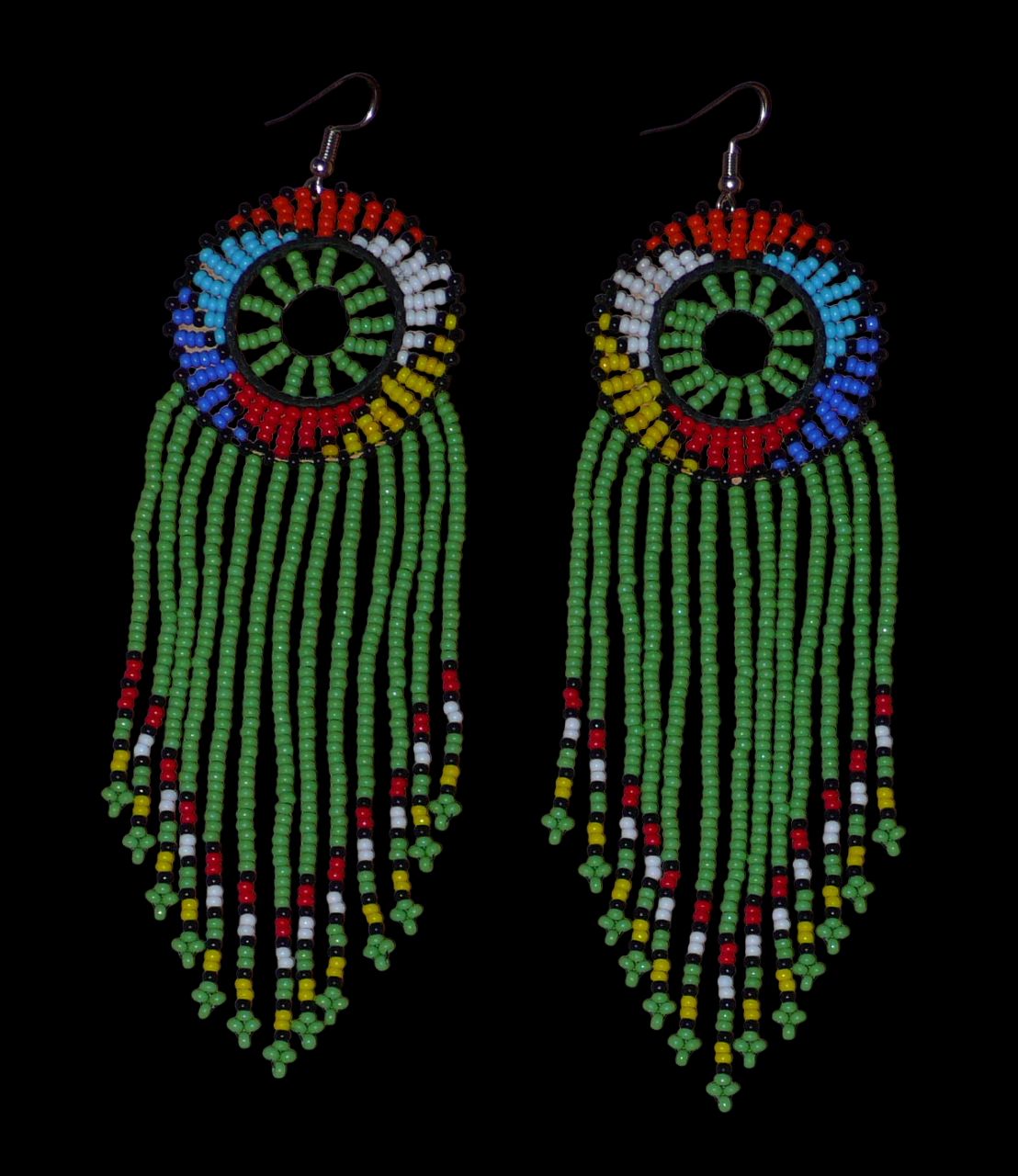 Longues boucles d'oreilles sud-africaines à franges perlées et à motifs ethniques zoulous ; elles se composent de perles de rocaille vertes et multicolores, et mesurent 15 cm de long et 4,5 cm de large.