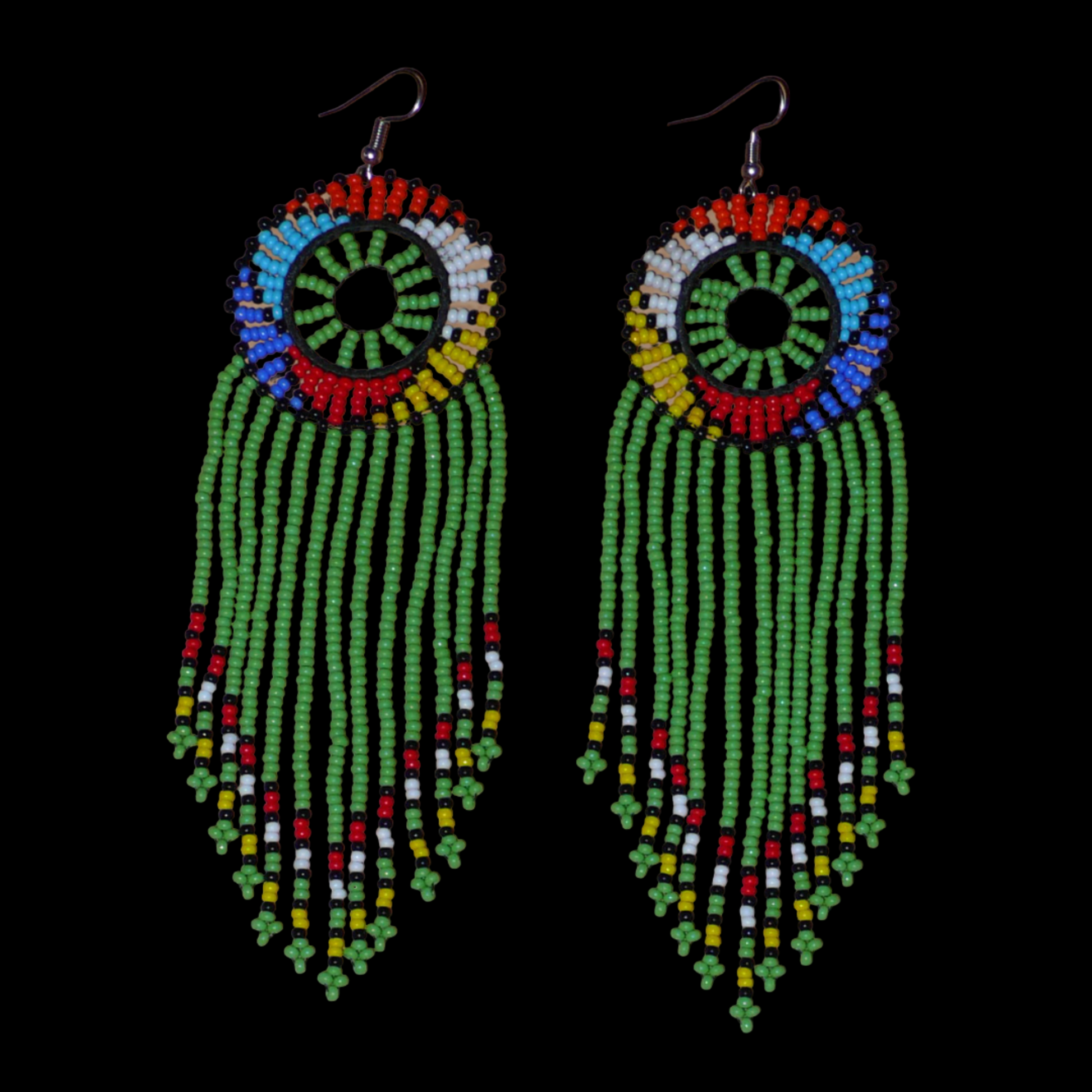 Longues boucles d'oreilles sud-africaines à franges perlées et à motifs ethniques zoulous ; elles se composent de perles de rocaille vertes et multicolores, et mesurent 15 cm de long et 4,5 cm de large.