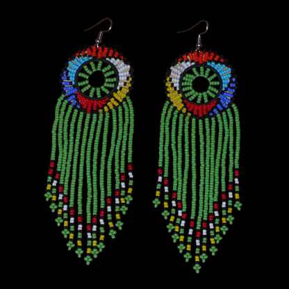 Longues boucles d'oreilles sud-africaines à franges perlées et à motifs ethniques zoulous ; elles se composent de perles de rocaille vertes et multicolores, et mesurent 15 cm de long et 4,5 cm de large.
