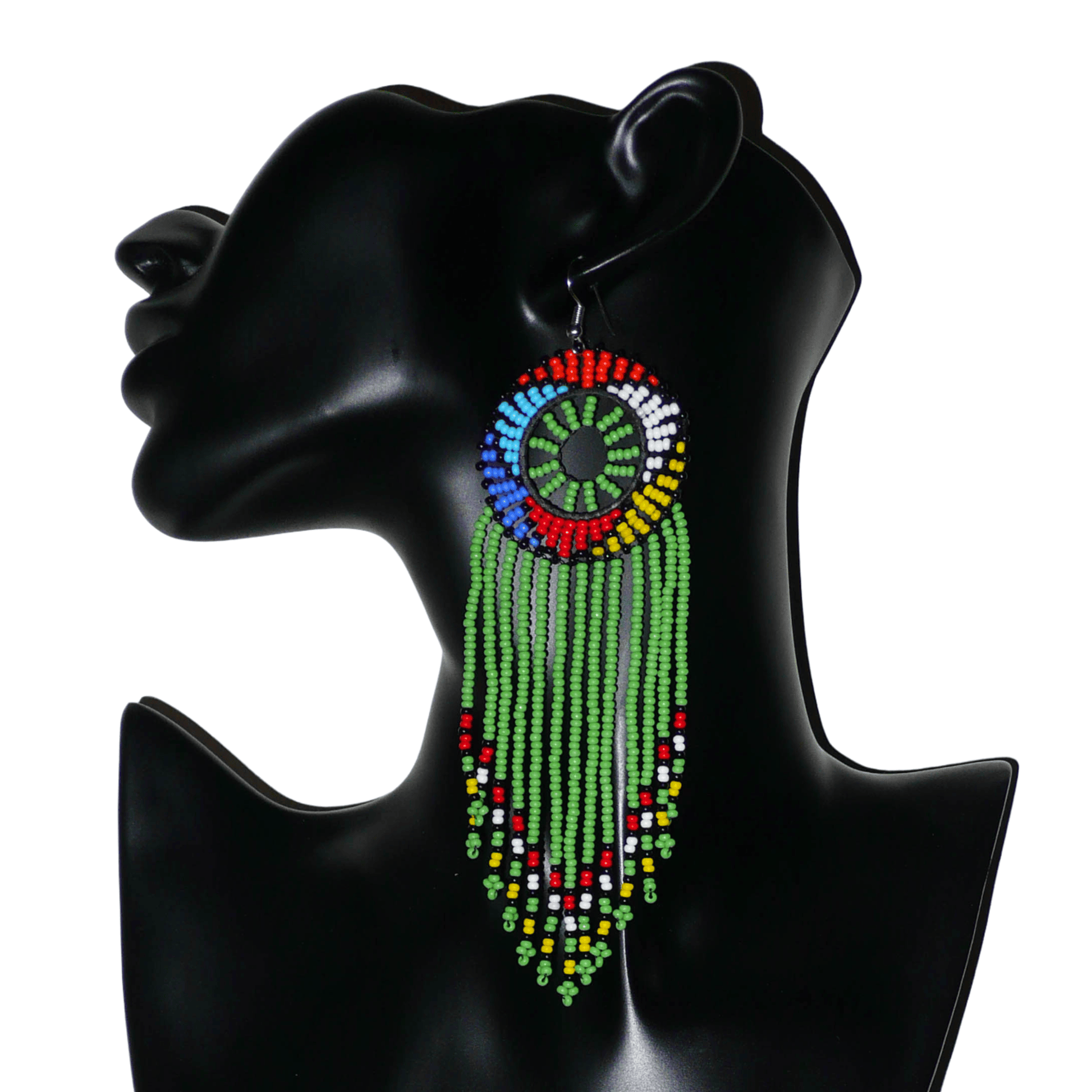 Longues boucles d'oreilles sud-africaines à franges perlées et à motifs ethniques zoulous ; elles se composent de perles de rocaille vertes et multicolores, et mesurent 15 cm de long et 4,5 cm de large.