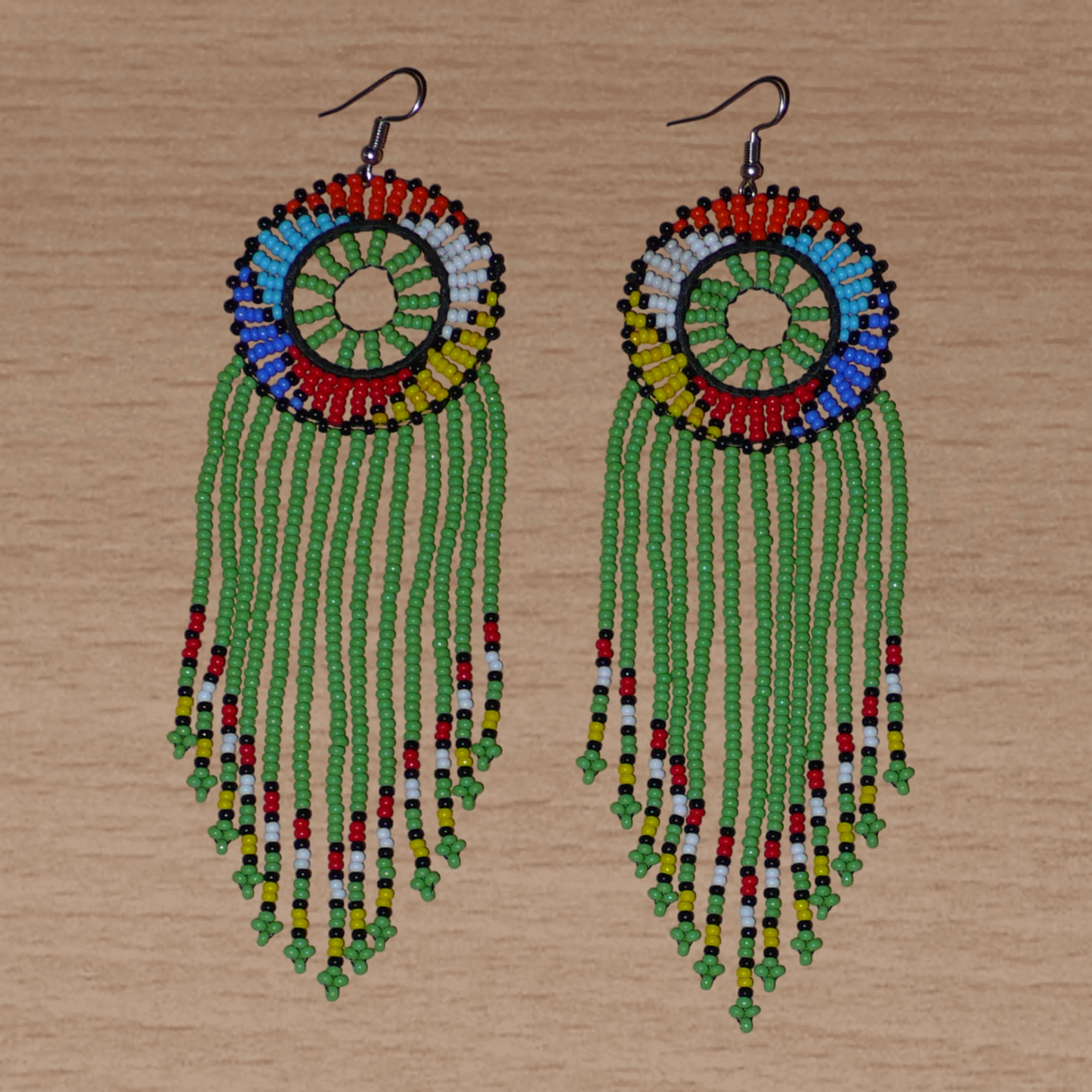 Longues boucles d'oreilles sud-africaines à franges perlées et à motifs ethniques zoulous ; elles se composent de perles de rocaille vertes et multicolores, et mesurent 15 cm de long et 4,5 cm de large.