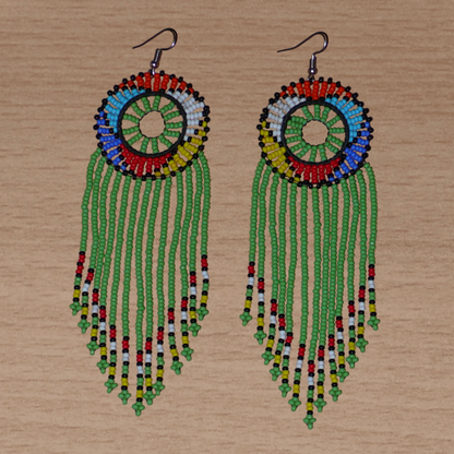 Longues boucles d'oreilles sud-africaines à franges perlées et à motifs ethniques zoulous ; elles se composent de perles de rocaille vertes et multicolores, et mesurent 15 cm de long et 4,5 cm de large.