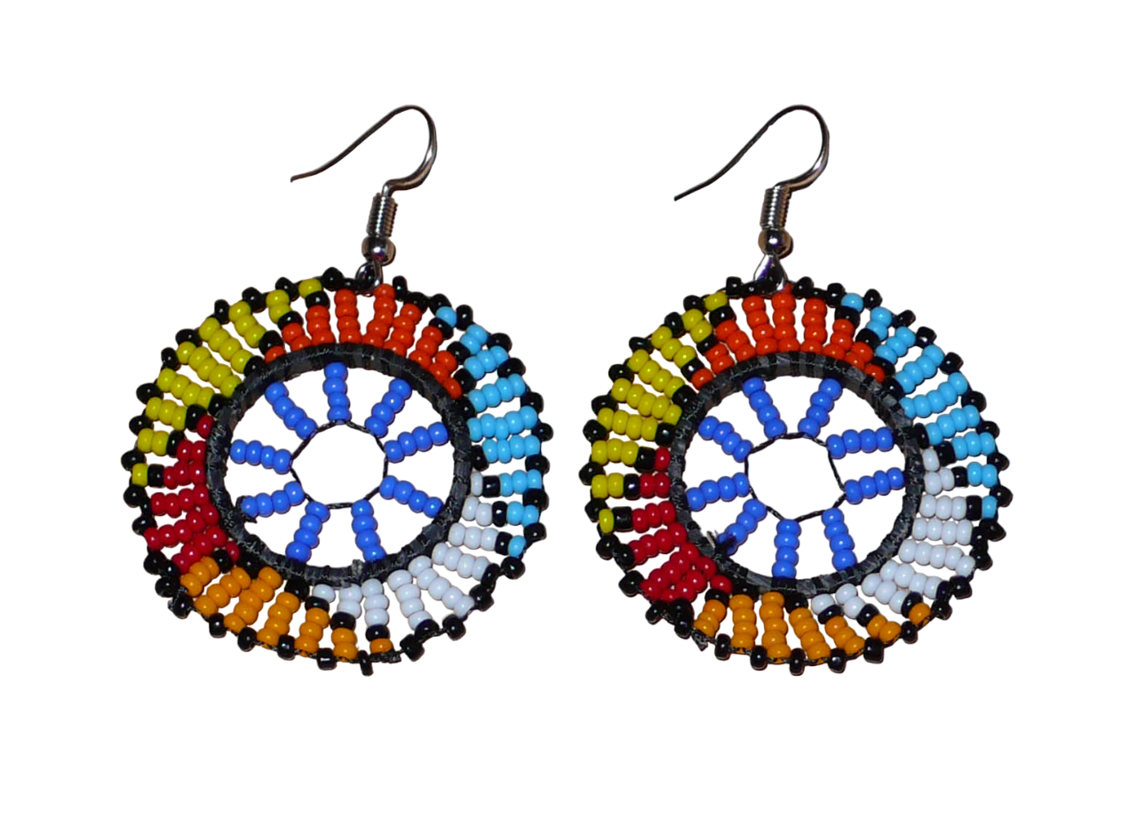 Boucles d'oreilles africaines rondes à motifs ethniques zoulous composées de perles de rocaille bleues et multicolores. De taille moyenne et légères à porter, elles mesurent 6 cm de long et 4 cm de large. Elles se portent avec des crochets en acier inoxydable sur des oreilles percées.