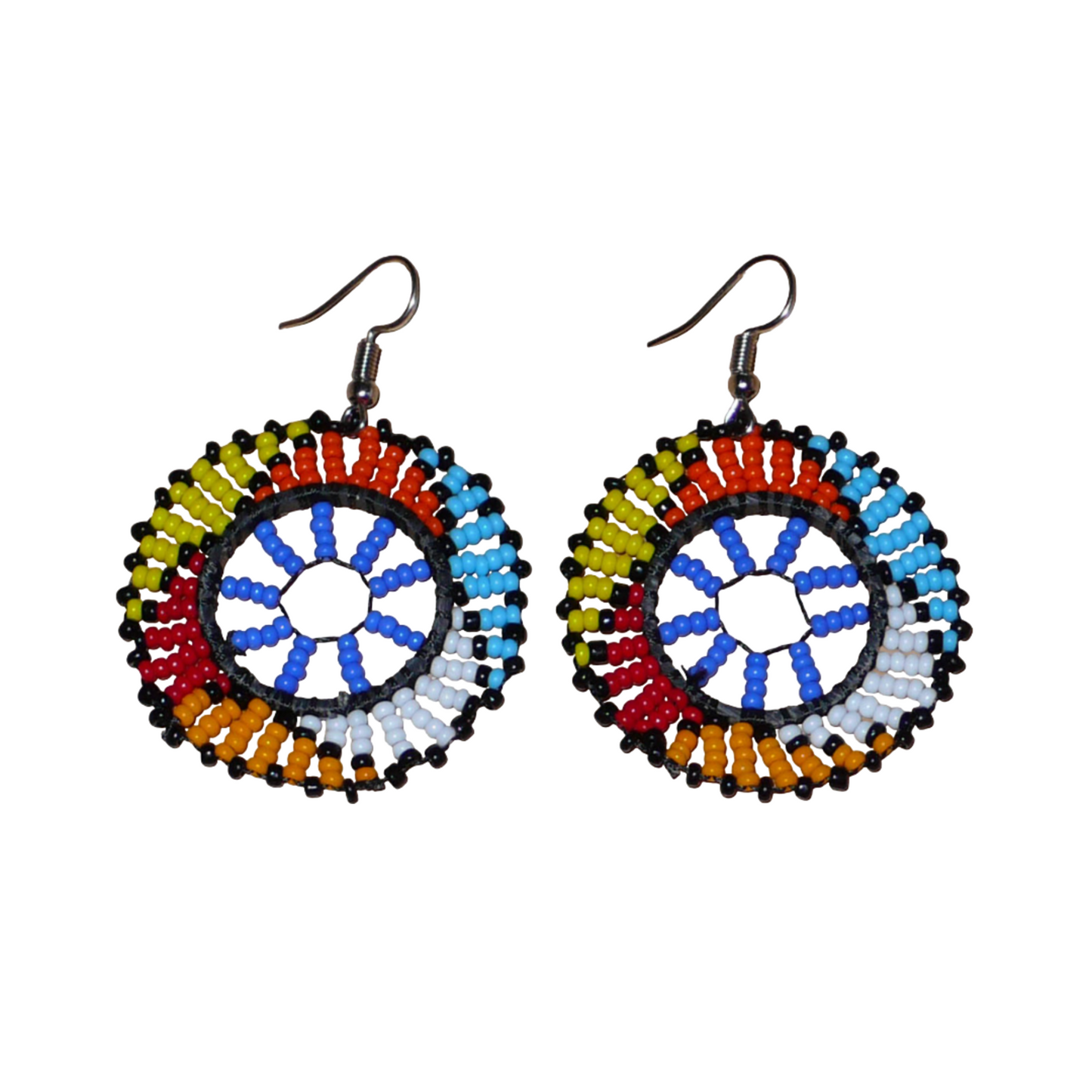 Boucles d'oreilles africaines rondes à motifs ethniques zoulous composées de perles de rocaille bleues et multicolores. De taille moyenne et légères à porter, elles mesurent 6 cm de long et 4 cm de large. Elles se portent avec des crochets en acier inoxydable sur des oreilles percées.