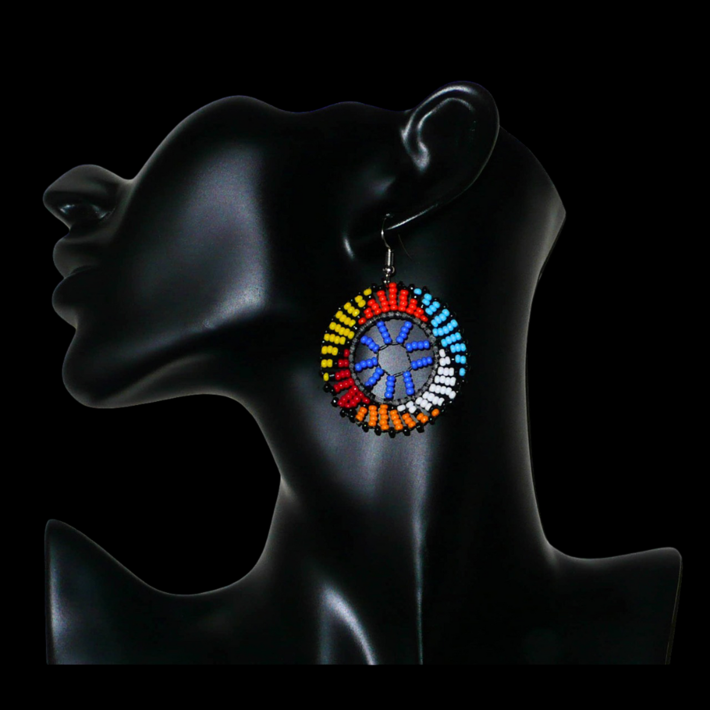 Boucles d'oreilles africaines rondes à motifs ethniques zoulous composées de perles de rocaille bleues et multicolores. De taille moyenne et légères à porter, elles mesurent 6 cm de long et 4 cm de large. Elles se portent avec des crochets en acier inoxydable sur des oreilles percées.