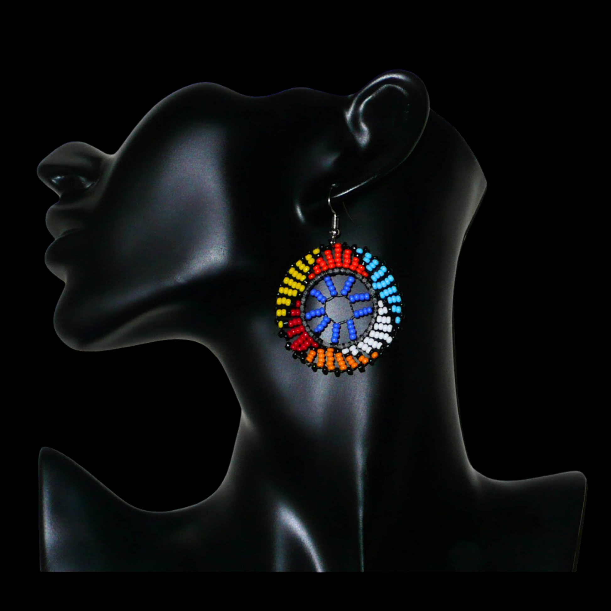 Boucles d'oreilles africaines rondes à motifs ethniques zoulous composées de perles de rocaille bleues et multicolores. De taille moyenne et légères à porter, elles mesurent 6 cm de long et 4 cm de large. Elles se portent avec des crochets en acier inoxydable sur des oreilles percées.