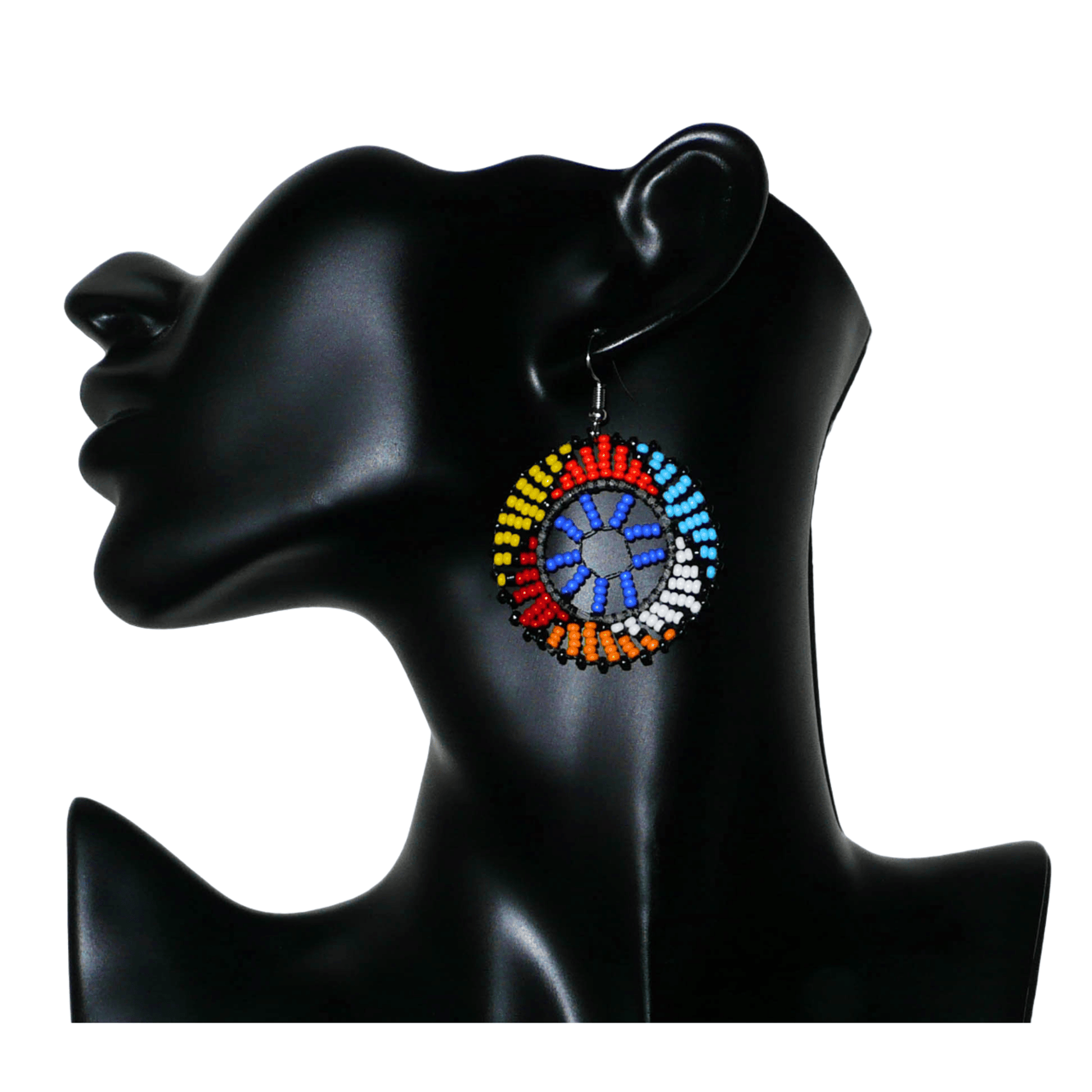 Boucles d'oreilles africaines rondes à motifs ethniques zoulous composées de perles de rocaille bleues et multicolores. De taille moyenne et légères à porter, elles mesurent 6 cm de long et 4 cm de large. Elles se portent avec des crochets en acier inoxydable sur des oreilles percées.