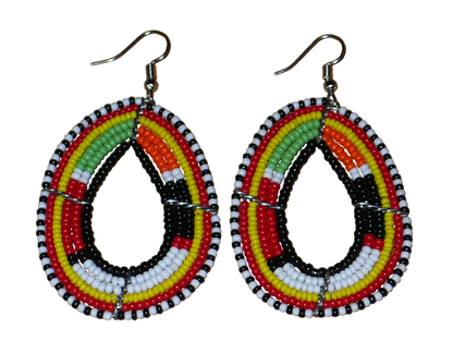 Boucles d'oreilles ethniques Massai en forme de gouttes faites de perles de rocaille multicolores. Elles mesurent 7.5 cm de long et 4 cm de large.