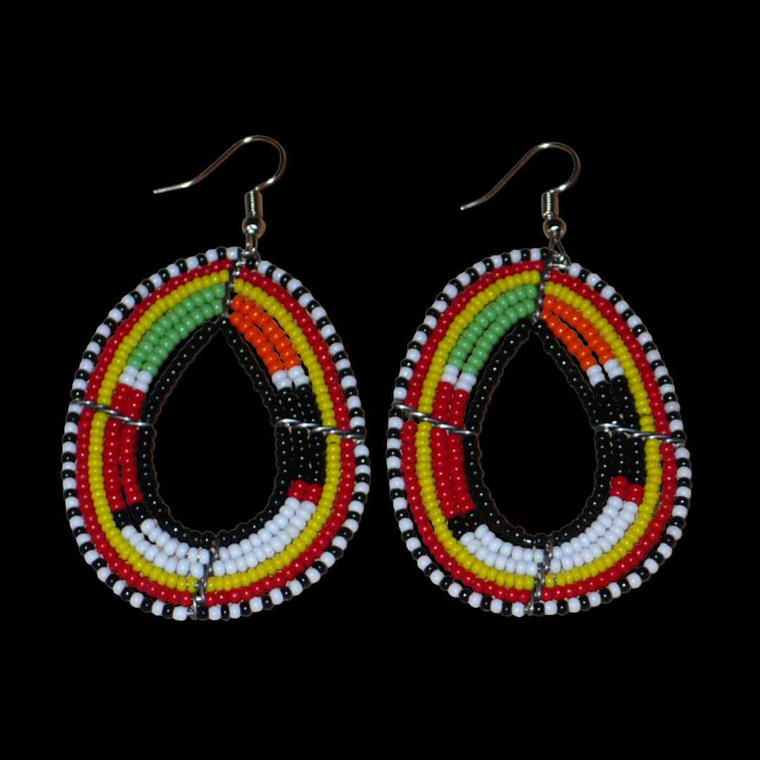 Boucles d'oreilles ethniques Massai en forme de gouttes faites de perles de rocaille multicolores. Elles mesurent 7.5 cm de long et 4 cm de large.
