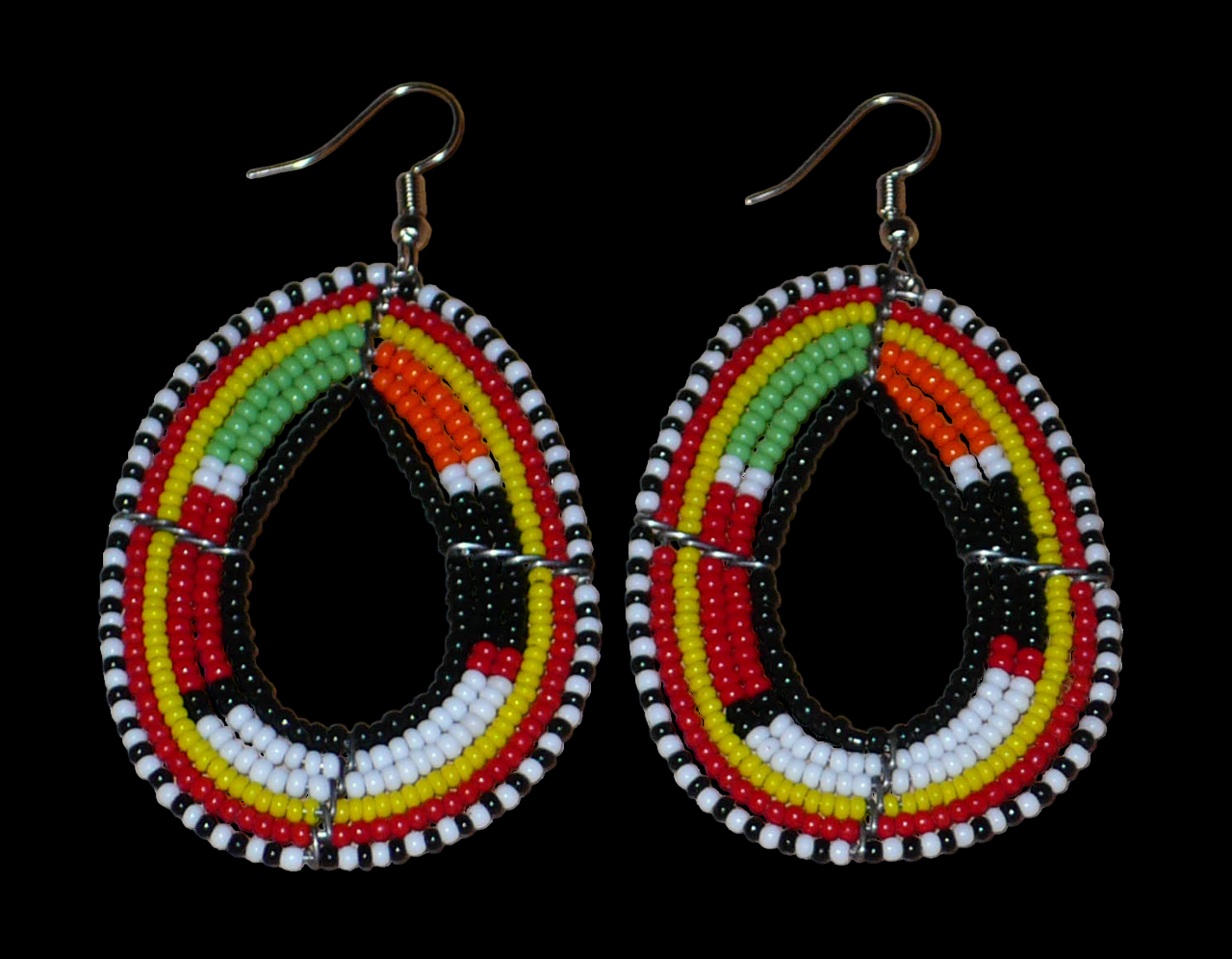 Boucles d'oreilles ethniques Massai en forme de gouttes faites de perles de rocaille multicolores. Elles mesurent 7.5 cm de long et 4 cm de large.
