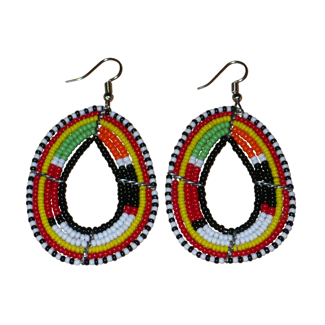 Boucles d'oreilles ethniques Massai en forme de gouttes faites de perles de rocaille multicolores. Elles mesurent 7.5 cm de long et 4 cm de large.